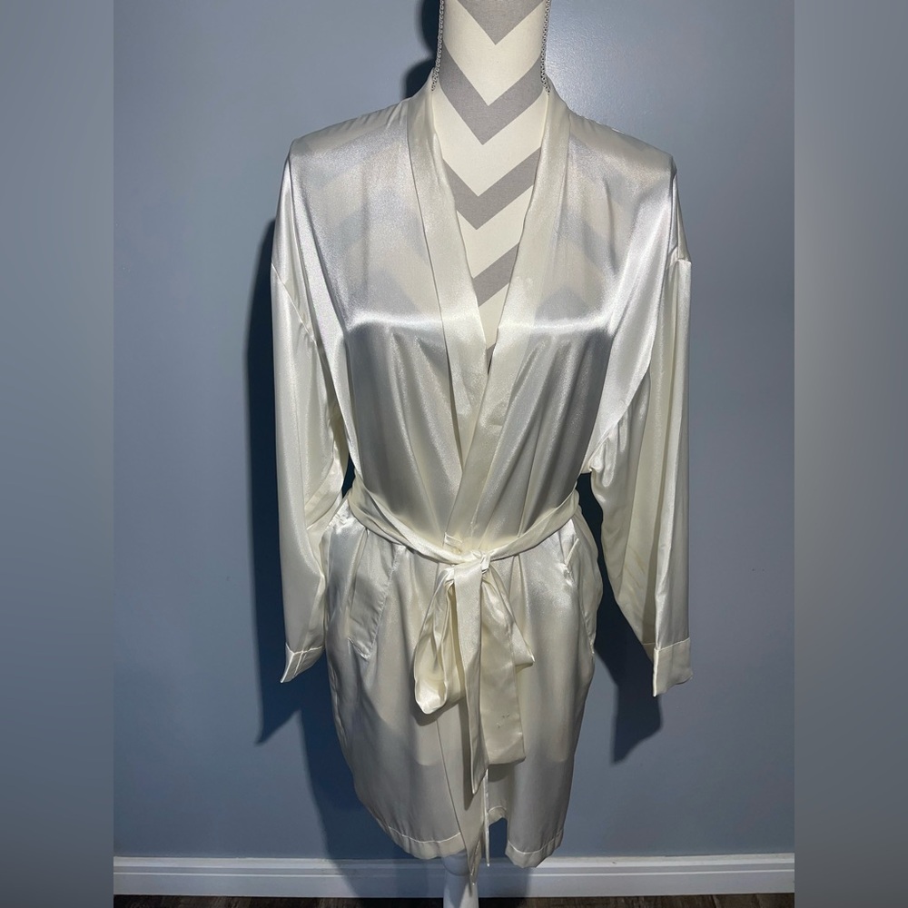 Victoria’s‎ Secret Elegant Cream Satin Robe